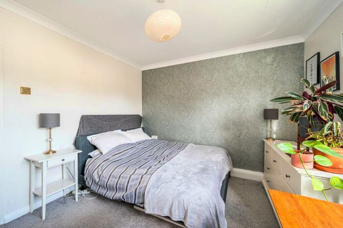 2 Bedroom Flat To Rent In Russia Lane, Bethnal Green, London, E2