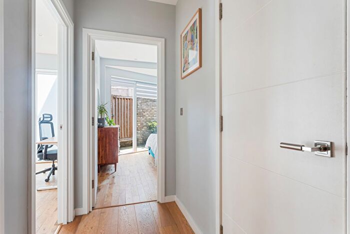 2 Bedroom Flat For Sale In Copenhagen Street, Islington, London, N1
