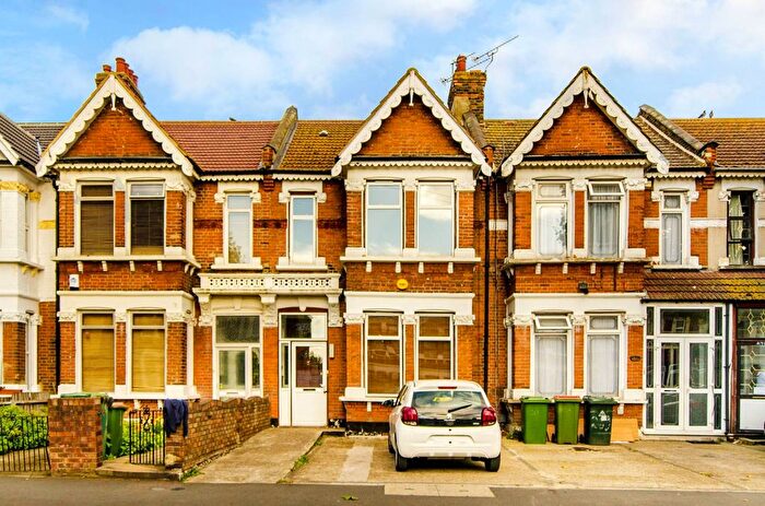 4 Bedroom Semi-Detached House To Rent In Shrewsbury Road, Forest Gate, London, E7