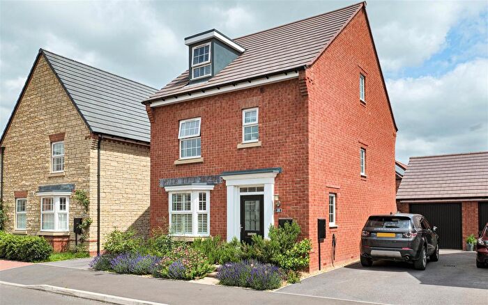 4 Bedroom Detached House For Sale In Mint Grove, Melksham, SN12