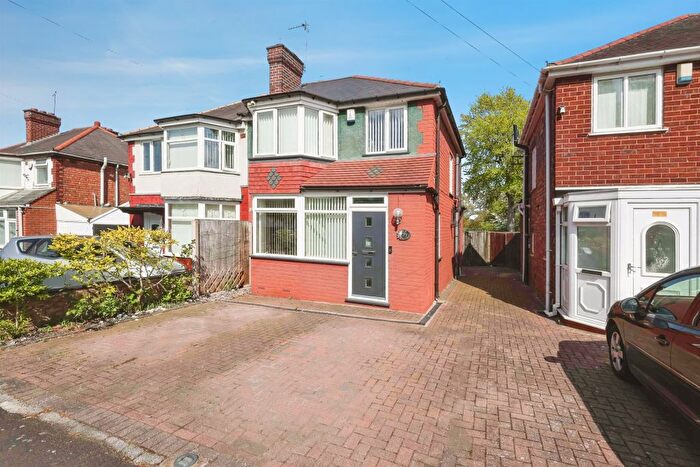 3 Bedroom Semi Detached House For Sale In Chipperfield Road, Birmingham, B36