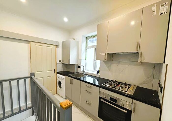 3 Bedroom Flat To Rent In Hounslow Road, Twickenham, TW2