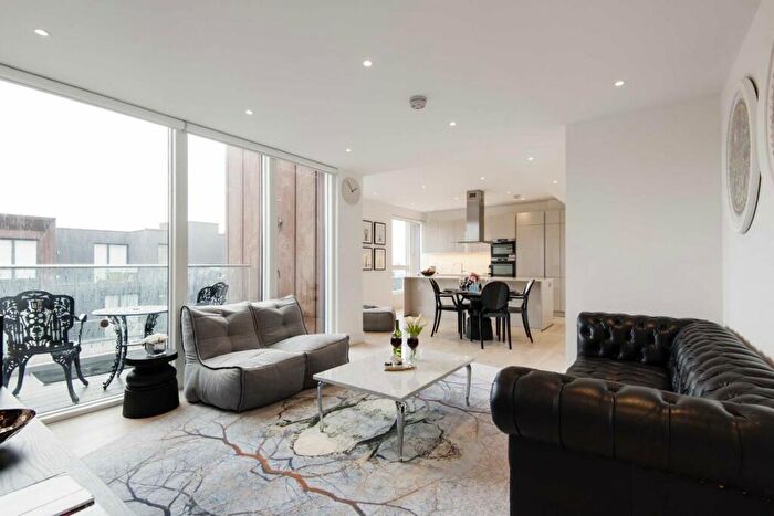 3 Bedroom Flat To Rent In Rochester Place, Kentish Town, NW1