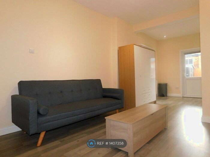 Studio To Rent In Falkland Avenue, London, N3