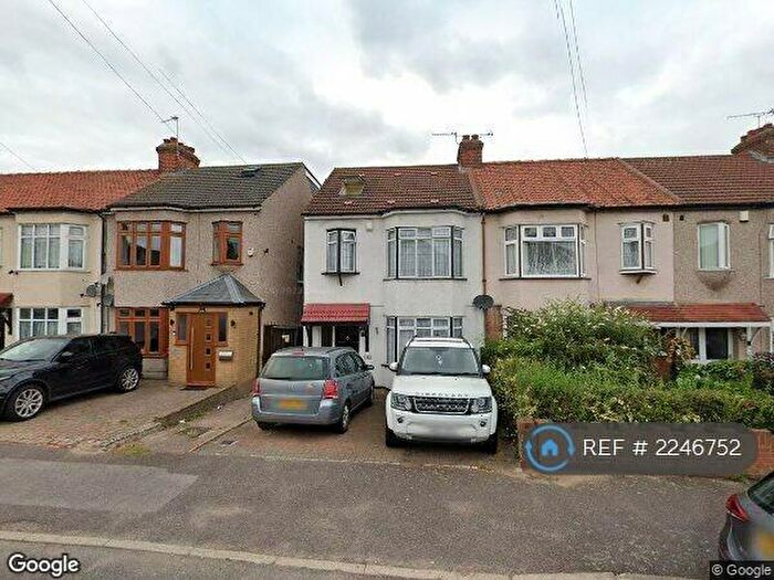 4 Bedroom Semi-Detached House To Rent In Dorset Avenue, Romford, RM1