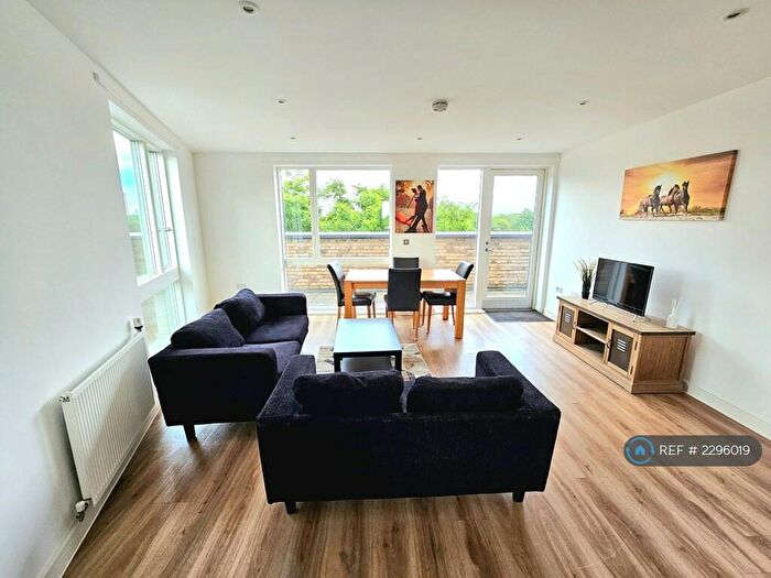 2 Bedroom Flat To Rent In Duckham Court, London, E14
