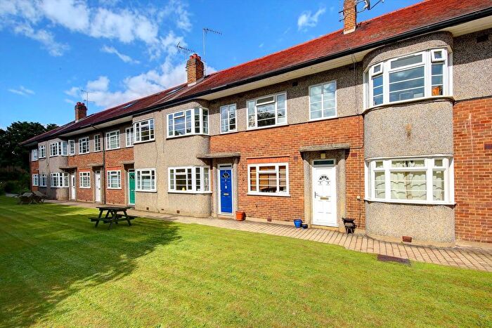 2 Bedroom Flat To Rent In Kingston Close, Teddington, TW11