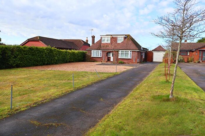 4 Bedroom Chalet For Sale In London Road, Horndean, PO8