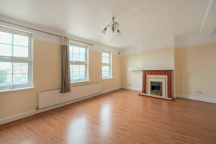 3 Bedroom Flat To Rent In Hampden Square, , Osidge, London, N14