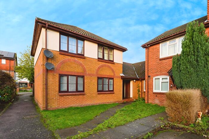 1 Bedroom Flat For Sale In Wordsworth Mead, Redhill, Surrey, RH1