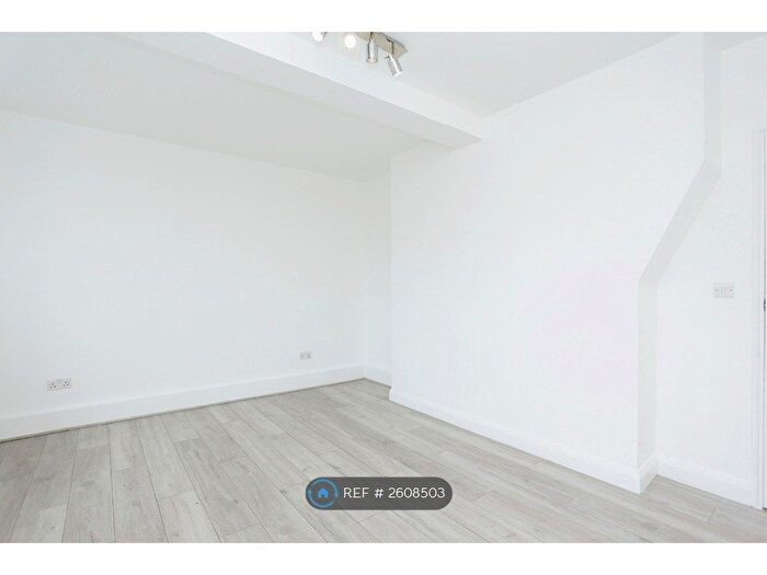 3 Bedroom Flat To Rent In Lydden Court, London, SE9