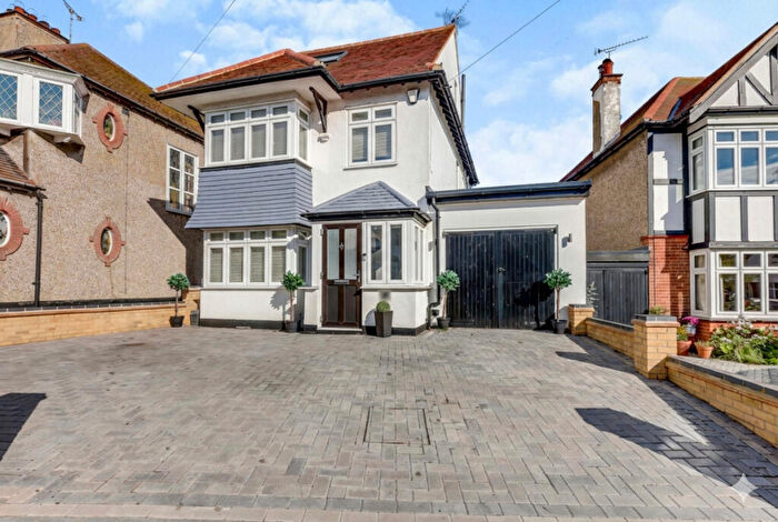 3 Bedroom Detached House For Sale In Medway Crescent, Leigh-on-sea, SS9