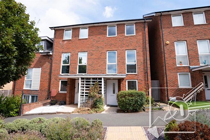 3 Bedroom Town House For Sale In Borroughs Drive, Dartford, DA1