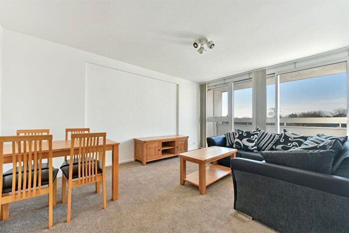2 Bedroom Apartment To Rent In Knighthead Point, Isle Of Dogs, E14