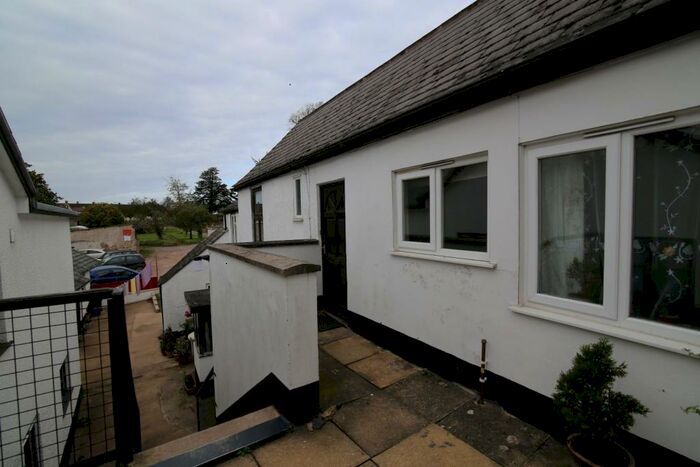 2 Bedroom Flat To Rent In Hungerford Court, Cullompton, EX15