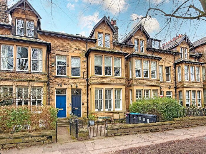 2 Bedroom Flat For Sale In West End Avenue, Harrogate, HG2