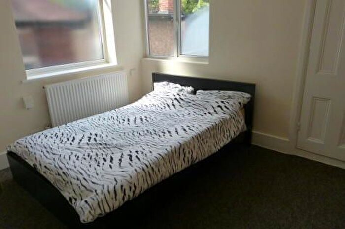 Studio To Rent In London, NW11