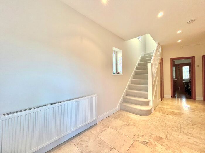 5 Bedroom Detached House To Rent In Southover, London, N12