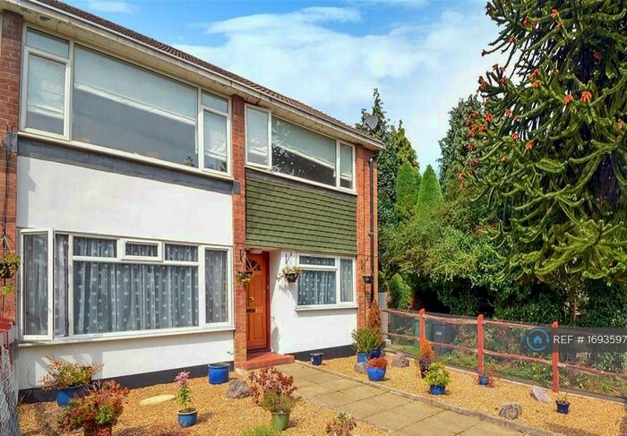 2 Bedroom Maisonette To Rent In Fenton Close, Redhill, RH1