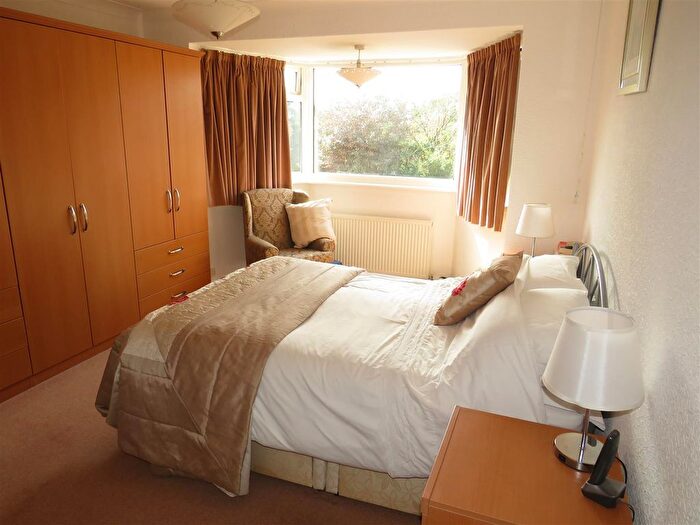 4 Bedroom Semi-detached House For Sale In West Avenue, Castle Bromwich, Birmingham, B36