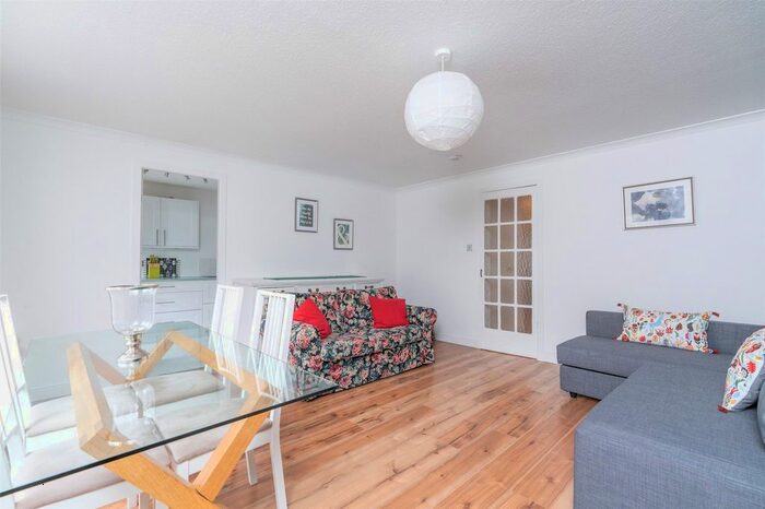 2 Bedroom Flat To Rent In Springwell Place, Edinburgh, EH11