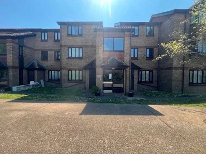 1 Bedroom Flat To Rent In Latimer Court, Bryanstone Road, EN8