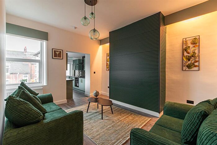 3 Bedroom Flat To Rent In Simonside Terrace, Heaton, Newcastle Upon Tyne, NE6