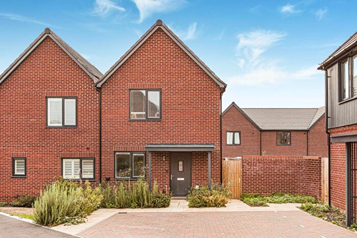 3 Bedroom Semi-Detached House For Sale In Overfield Close, Hatfield, AL10