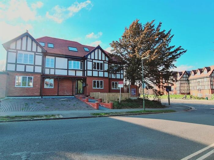 1 Bedroom Flat To Rent In Hillcrest Gardens, Esher, KT10