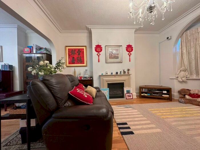 5 Bedroom Town House To Rent In Holden Road, London, N12