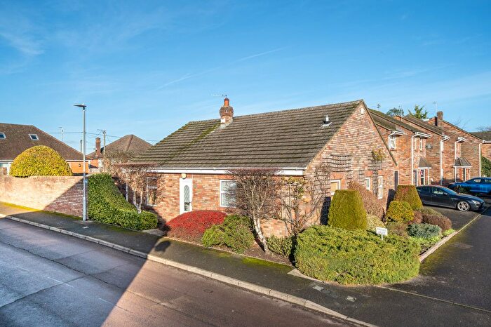 2 Bedroom Flat For Sale In Lakeside, Tring, HP23