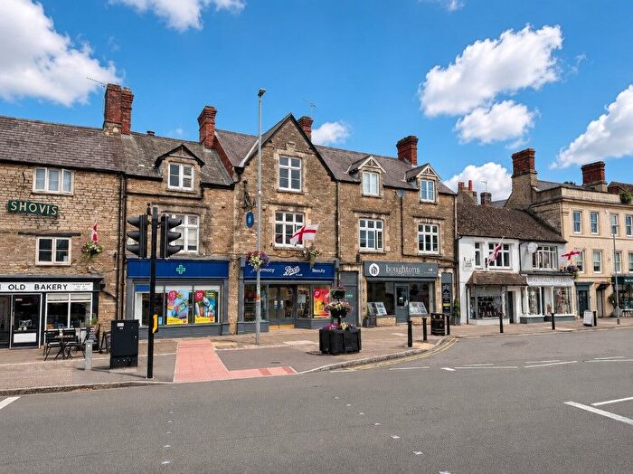 1 Bedroom Flat For Sale In Flat, Market Place, Brackley, Northamptonshire, NN13