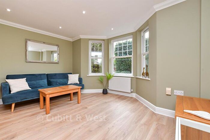 2 Bedroom Flat For Sale In Park Rise, Leatherhead, Surrey, KT22