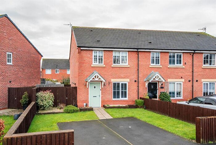 3 Bedroom End Of Terrace House For Sale In Whinfell Close, Leyland, PR25
