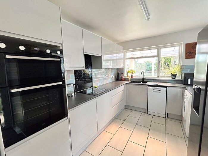 2 Bedroom Flat For Sale In Collington Avenue, Bexhill On Sea, TN39