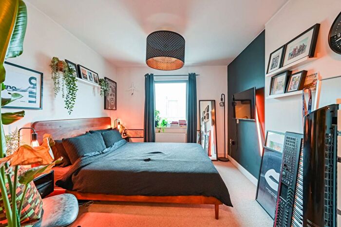 2 Bedroom Flat For Sale In Bow Common Lane, Bow, London, E3