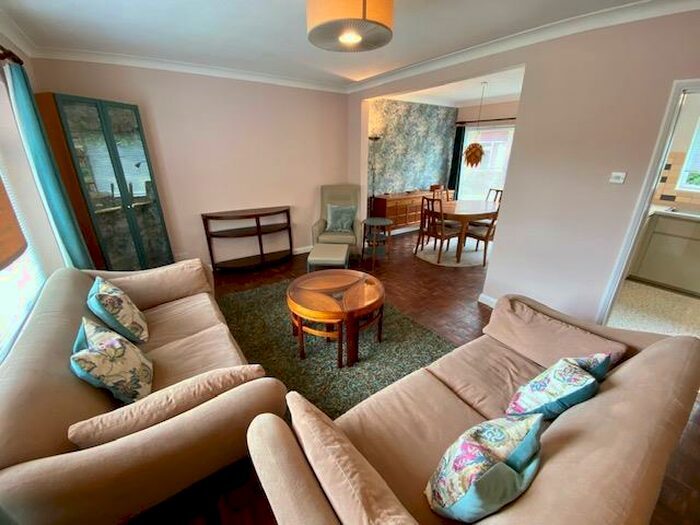 2 Bedroom Apartment To Rent In All Saints Avenue, Maidenhead, SL6