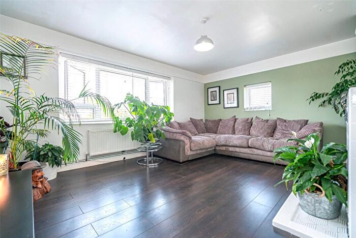 3 Bedroom Apartment For Sale In Normans Close, Norman Avenue, London, N22