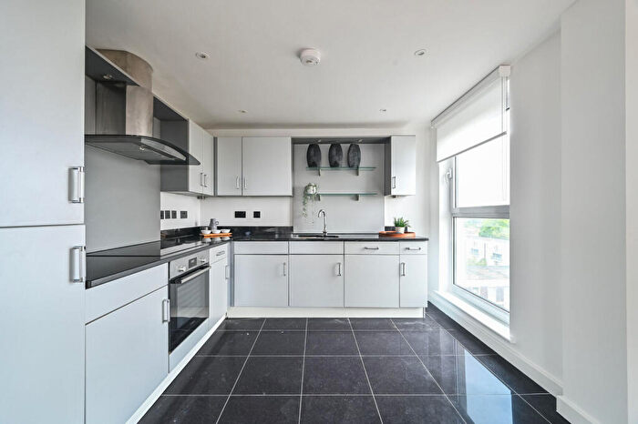 3 Bedroom Flat For Sale In Balmes Road, Hackney, London, N1