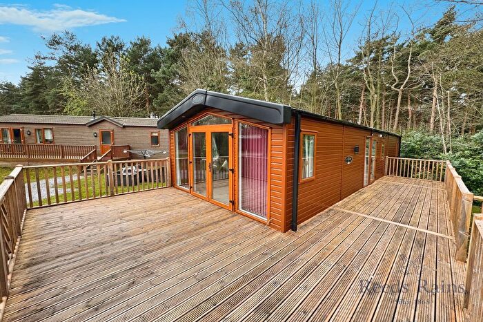 2 Bedroom Mobile/park Home For Sale In York Road, Escrick, York, North Yorkshire, YO19