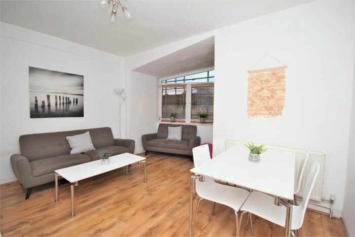 3 Bedroom Maisonette To Rent In Burbage Close, Borough, London, SE1