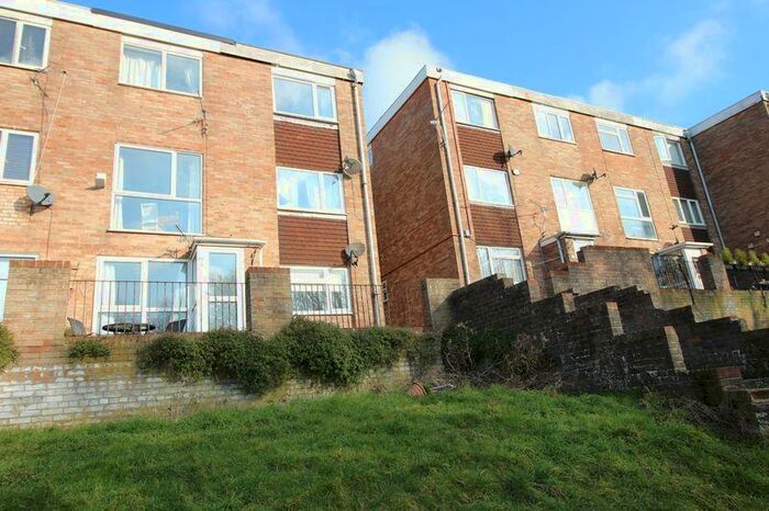 2 Bedroom Ground Flat To Rent In Malvern Drive, Warmley, BS30