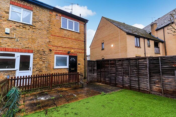 2 Bedroom Apartment For Sale In Turners Hill, Cheshunt, EN8