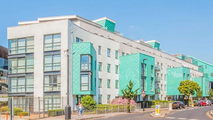 2 Bedroom Apartment To Rent In Drayton Park, Islington, London, N5