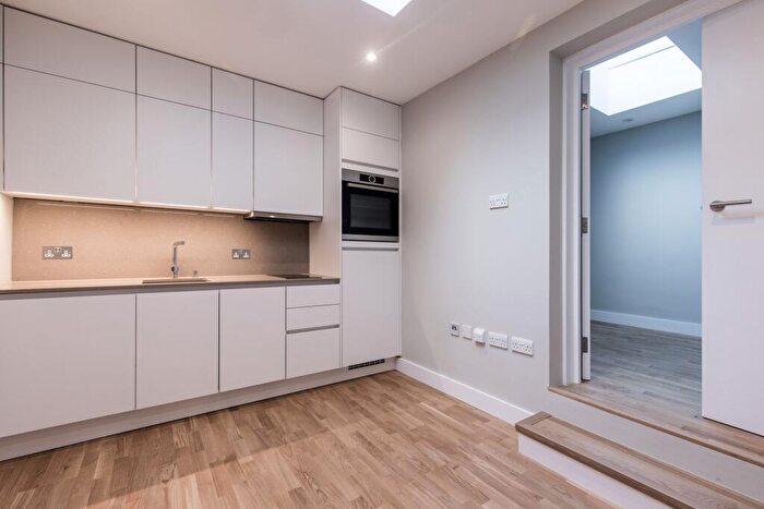 Flat To Rent In Belsize Lane, NW3