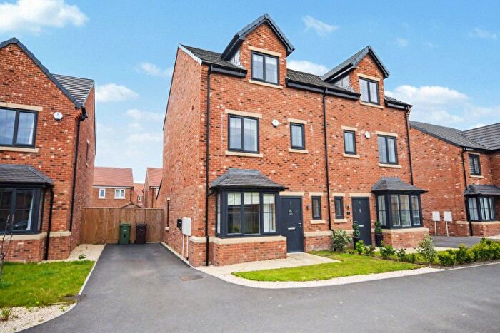 4 Bedroom Semi Detached House For Sale In Holt Avenue, Wakefield, West Yorkshire, WF1