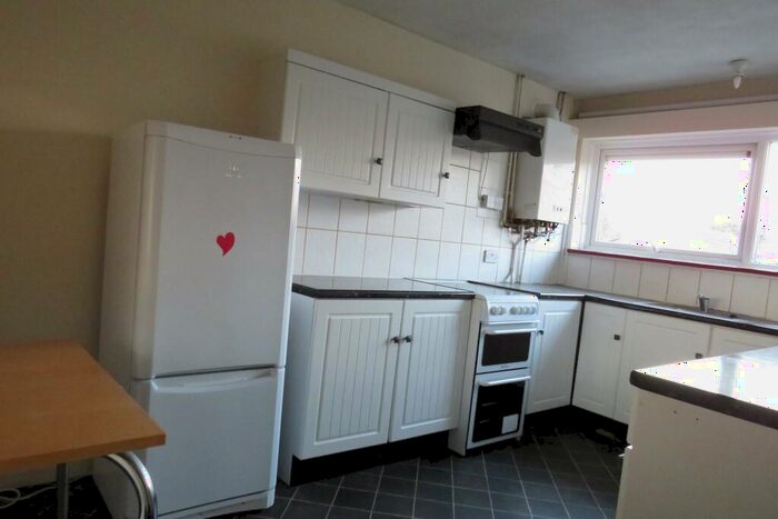 3 Bedroom Apartment To Rent In Cliftonville Court, Northampton, NN1
