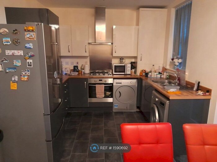 3 Bedroom Semi-Detached House To Rent In Regent Close, Birmingham, B5