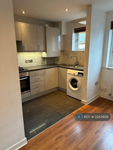 1 Bedroom Flat To Rent In Montclair Court, London, N12