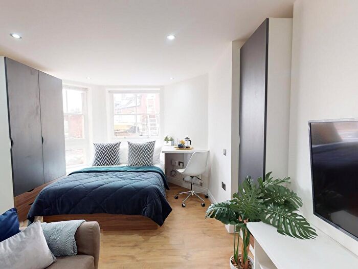 Apartment To Rent In Apt, Clarendon Road #, LS2